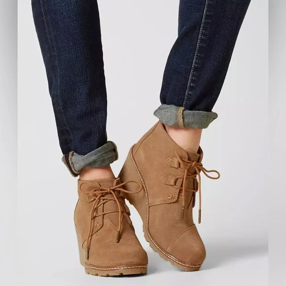 🎄SALE🎄TOMS 7.5 Wheat Brown Suede Leather Sherpa Wedge Ankle Desert Boots - Picture 1 of 8